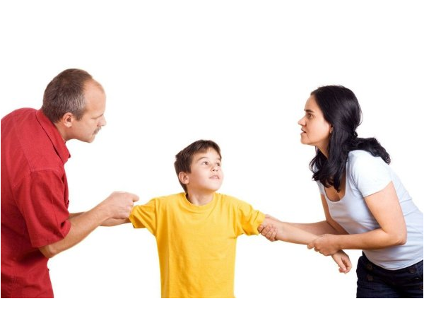 Người giám hộ đương nhiên của cha, mẹ khi xảy ra tranh chấp giữa cha mẹ và con cái